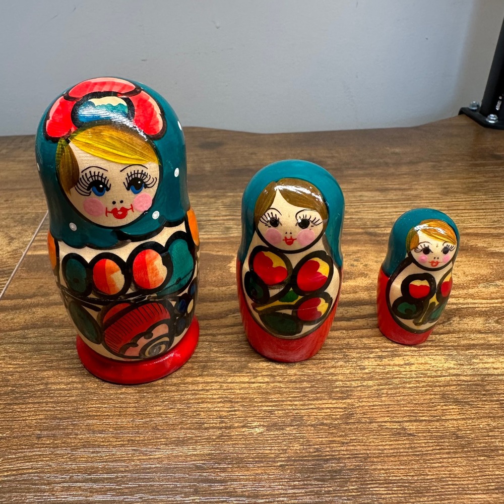 Vintage Russian Nesting‎ Dolls Matryoshka Hand Painted Wood Set of 3 Teal Red